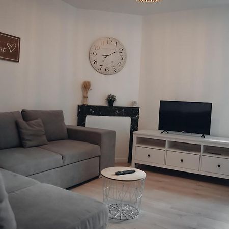 Superbe Appartement Avec Terrasse Au Calme Ernee Exterior photo
