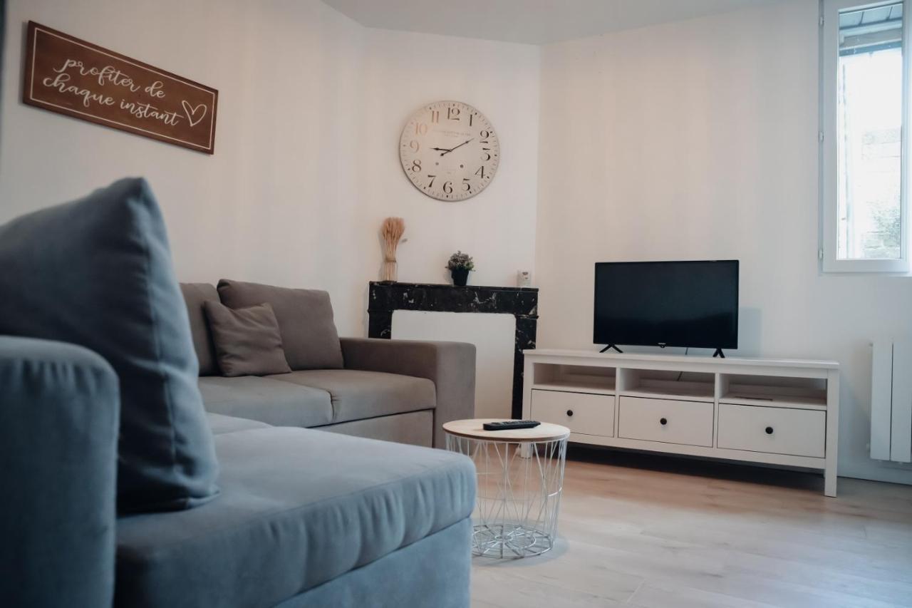 Superbe Appartement Avec Terrasse Au Calme Ernee Exterior photo