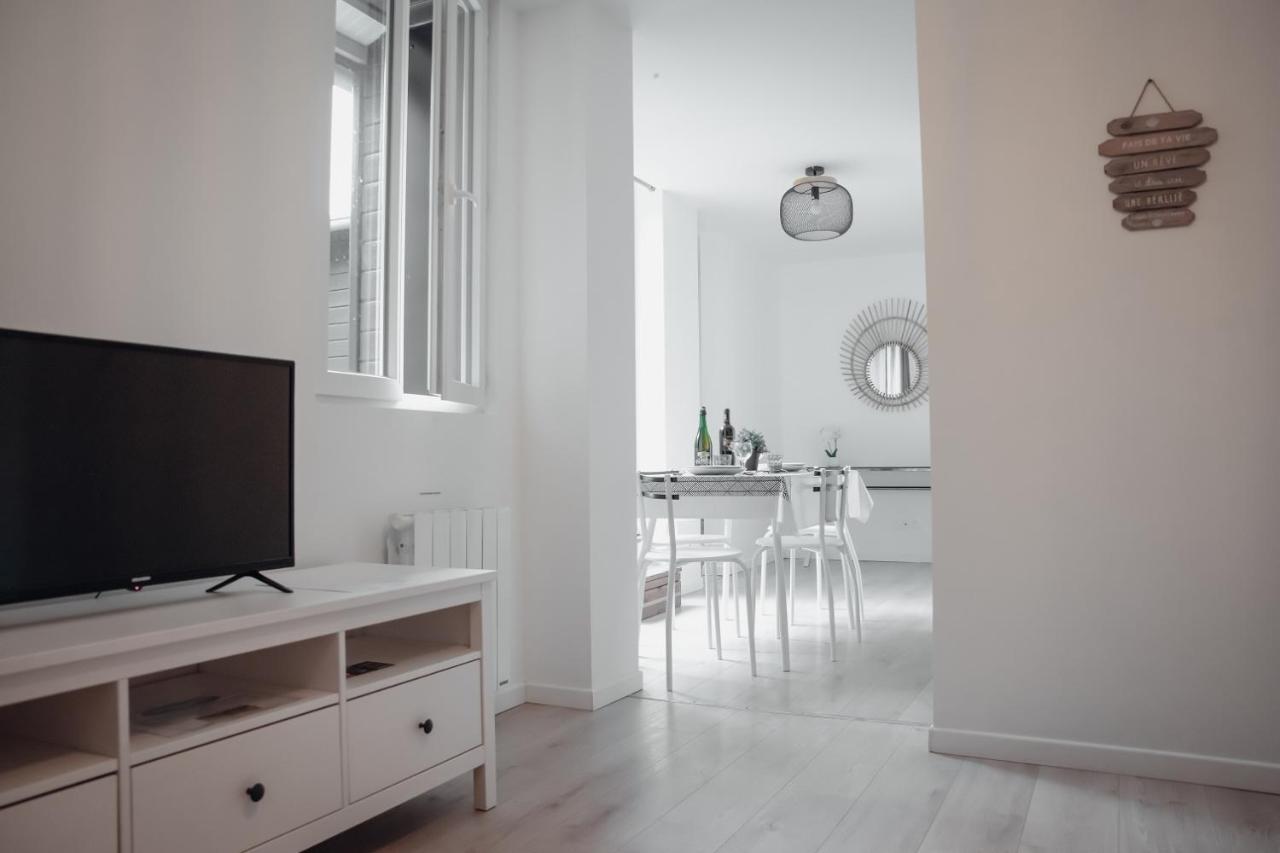 Superbe Appartement Avec Terrasse Au Calme Ernee Exterior photo