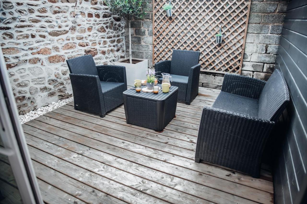 Superbe Appartement Avec Terrasse Au Calme Ernee Exterior photo